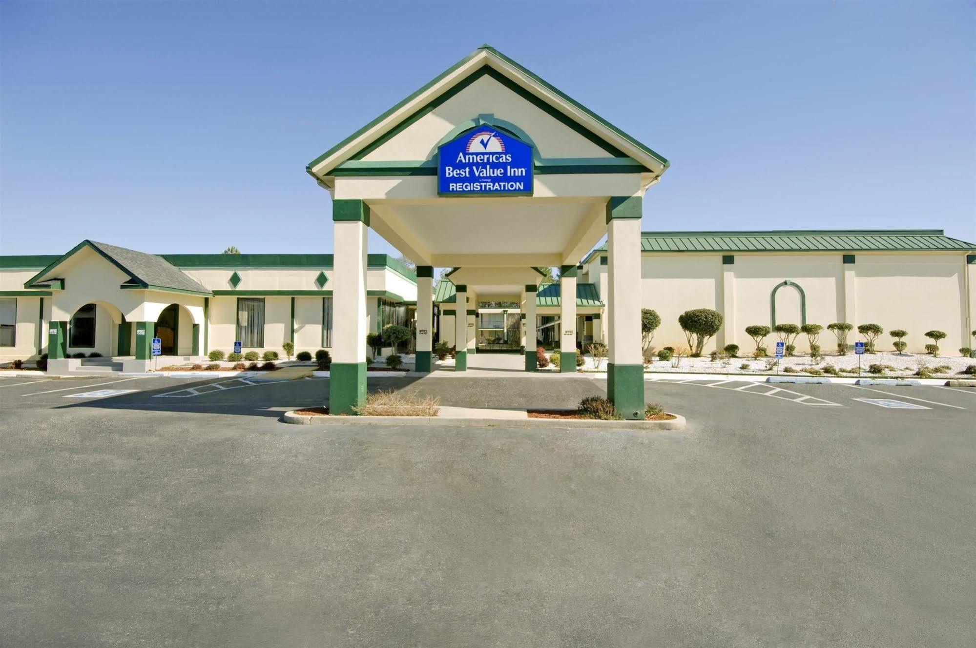 Super Inn & Suites By Oyo Milledgeville Exterior photo